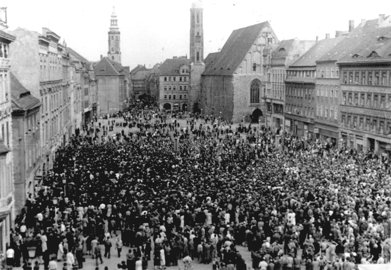 Eine alte Fotografie von 1953 zeigt den Aufstand des 17. Juni in Görlitz.