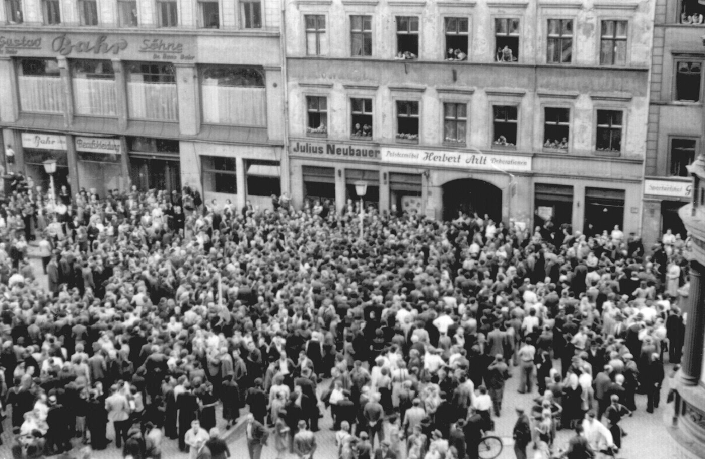 Eine Aufnahme von 1953 zeigt eine versammelte Menschenmenge auf dem Obermarkt in Görlitz.