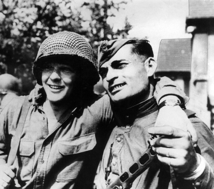 Zwei Soldaten umarmen sich