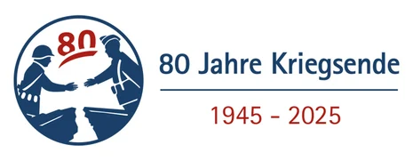 Ein Logo mit einem sowjetischen und amerikanischen Soldaten, die sich über einer zerstörten Brücke die Hand reichen.