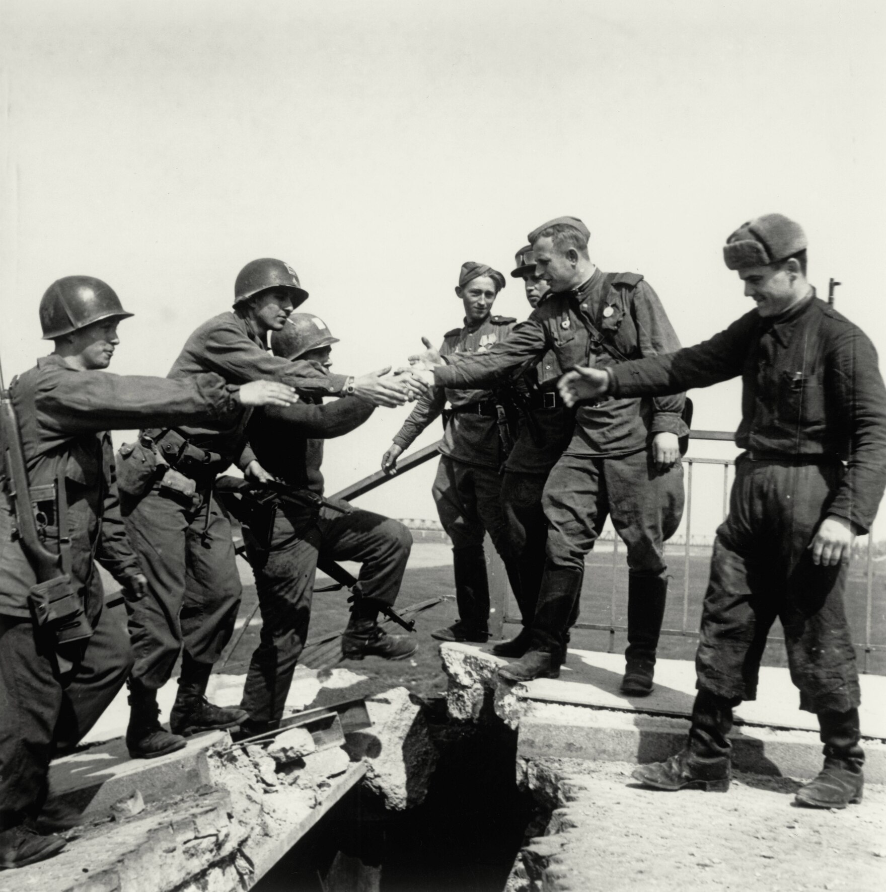 Sieben Soldaten reichen sich die Hände
