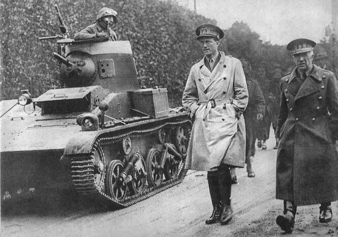 Eine historische Schwarz-Weiß-Fotografie, die eine Gruppe von Militärpersonen und einen Panzer zeigt