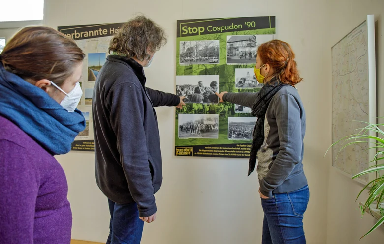 Gezeigt werden Besucher beim Betrachten der Ausstellungsstücke.