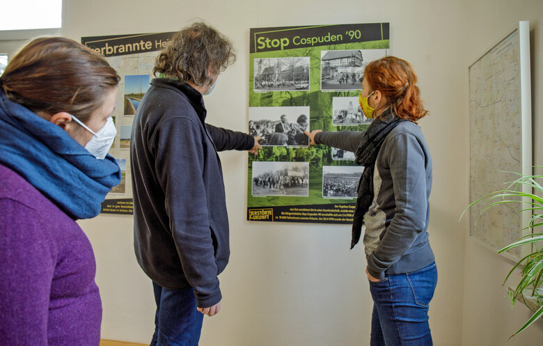 Gezeigt werden Besucher beim Betrachten der Ausstellungsstücke.