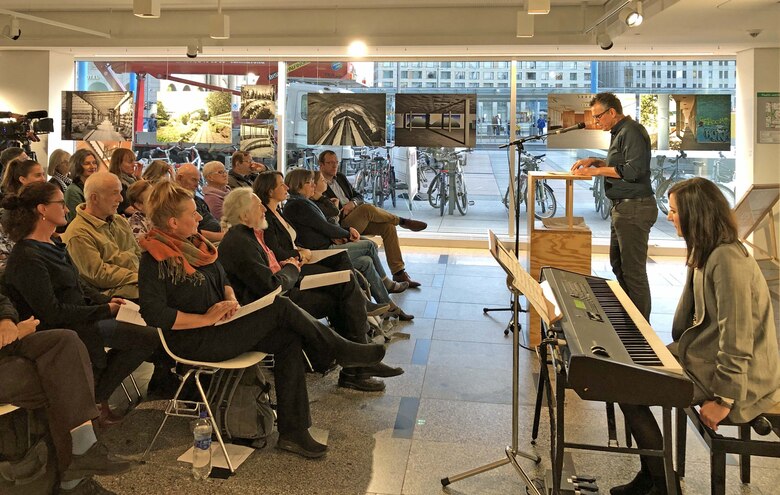 Gezeigt wird eines der »Container-Gespräche«