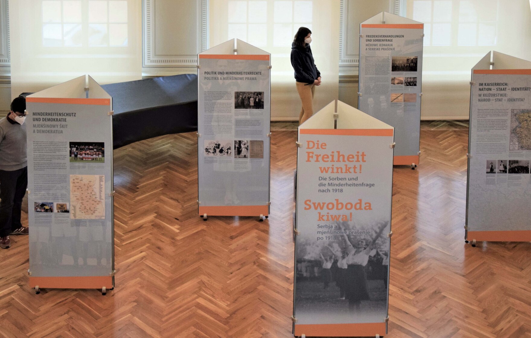 Eine Ausstellung mit Informationstafeln.