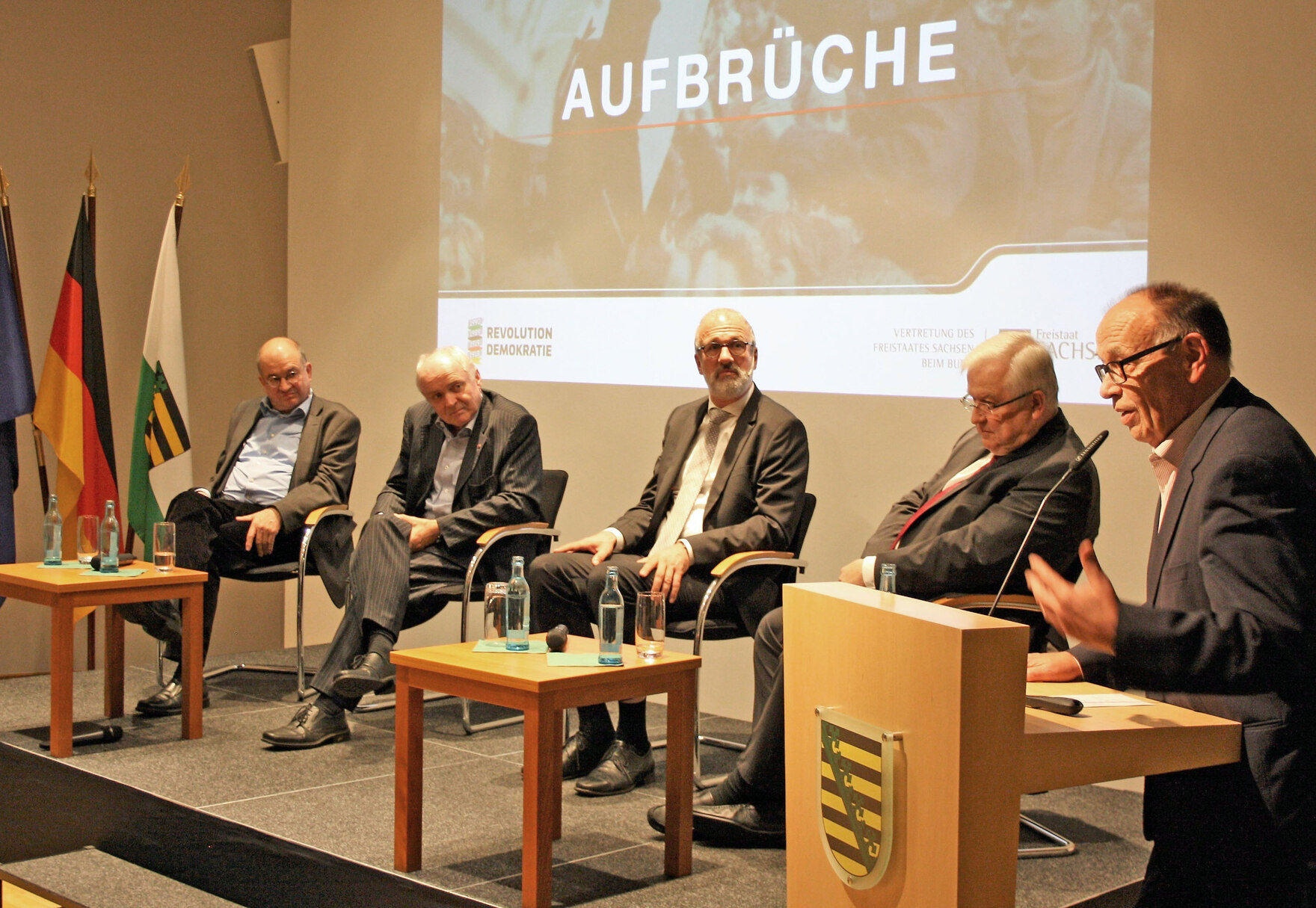 Gezeigt wird die Präsentation der Dokumentarfilms in der sächsischen Landesvertretung in Berlin