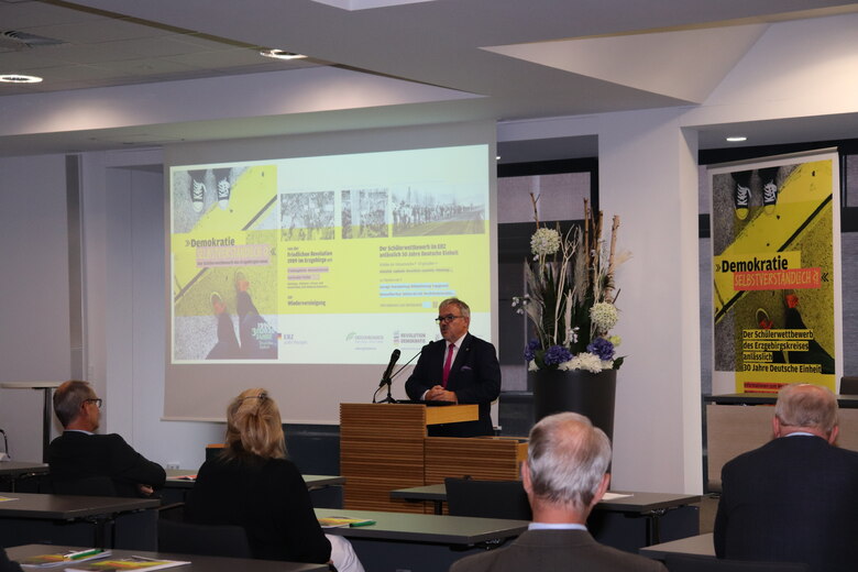 Gezeigt wird die Eröffnung des Schülerwettbewerbs durch den Landrat des Erzgebirgskreises, Frank Vogel.