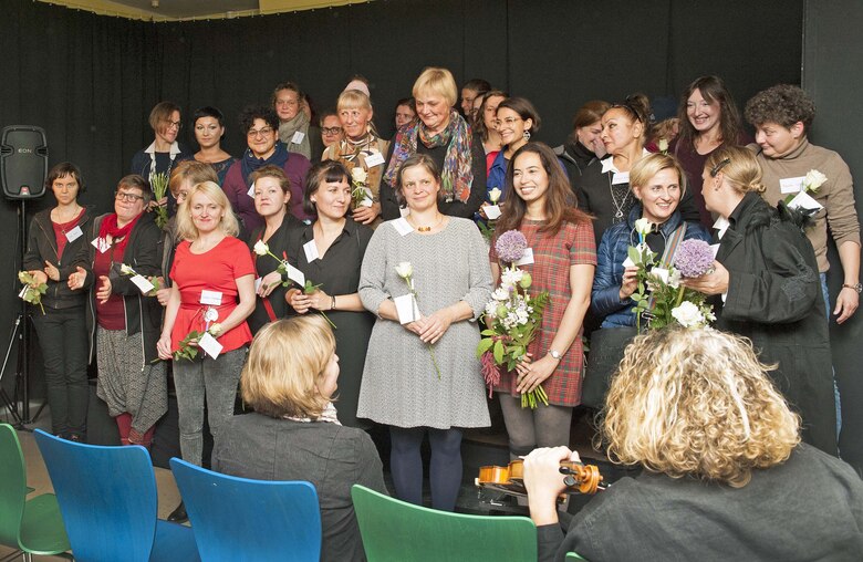 Gezeigt werden die Teilnehmerinnen des Kunstwettbewerbs