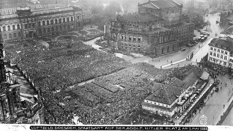 Historische Luftaufnahme einer großen Menschenmenge vor der Semperoper