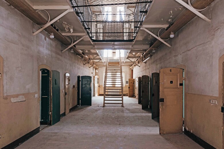 Gezeigt wird eine Räumlichkeit des Frauenzuchthauses Hoheneck