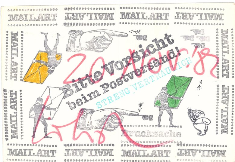 Postkarte mit Stempeln, Zeichnungen und dem Schriftzug „Bitte Vorsicht beim Postversand!“