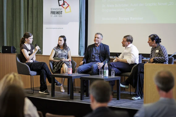 Podiumsdiskussion mit Jugendlichen und Erwachsenen vor Publikum