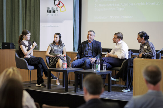 Podiumsdiskussion mit Jugendlichen und Erwachsenen vor Publikum