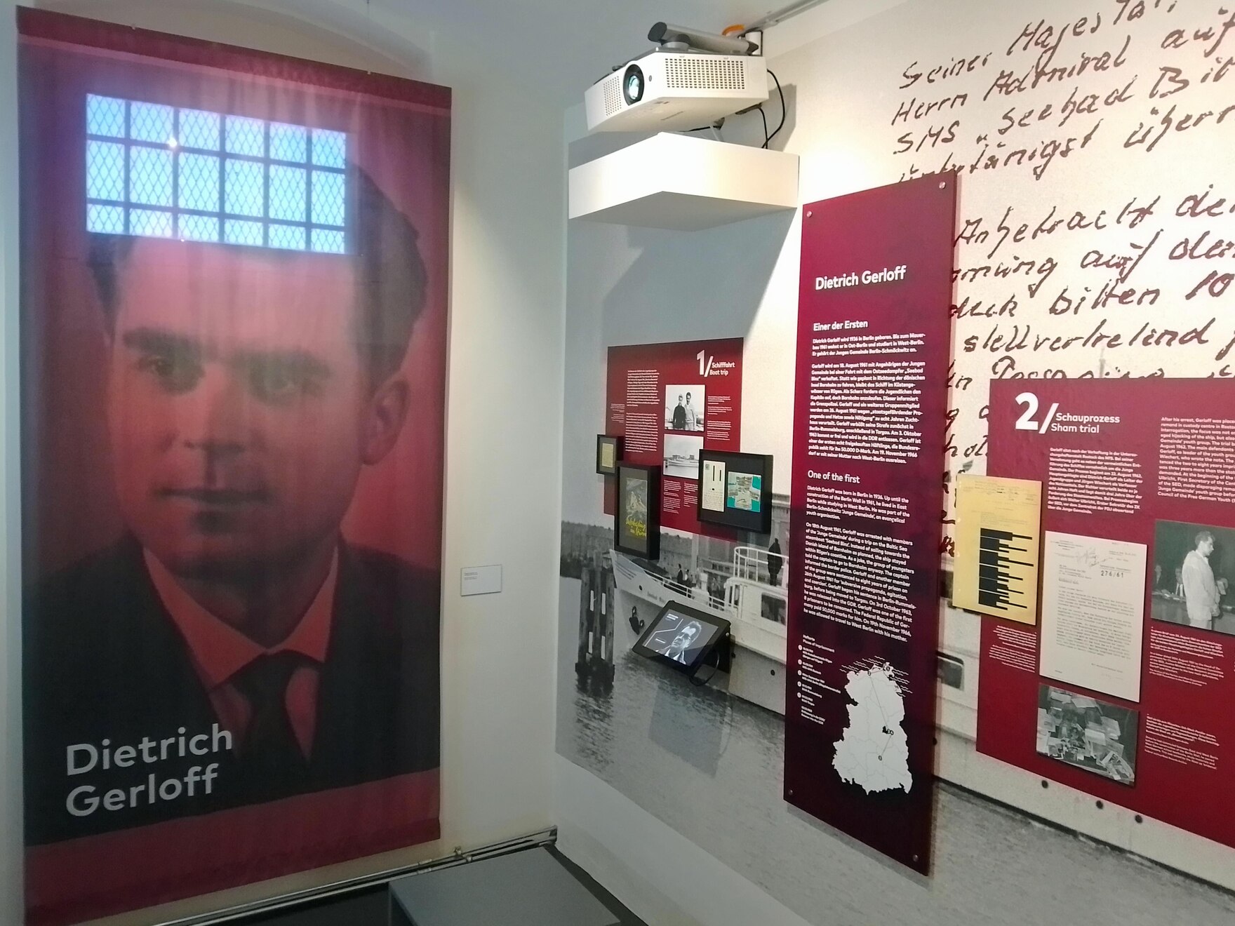 Das Bild zeigt den biografischen Ausstellungsbereich von Dietrich Gerloff, der zu der Berliner Jugendgruppe gehörte, im Lern- und Gedenkort Kaßberg-Gefängnis.