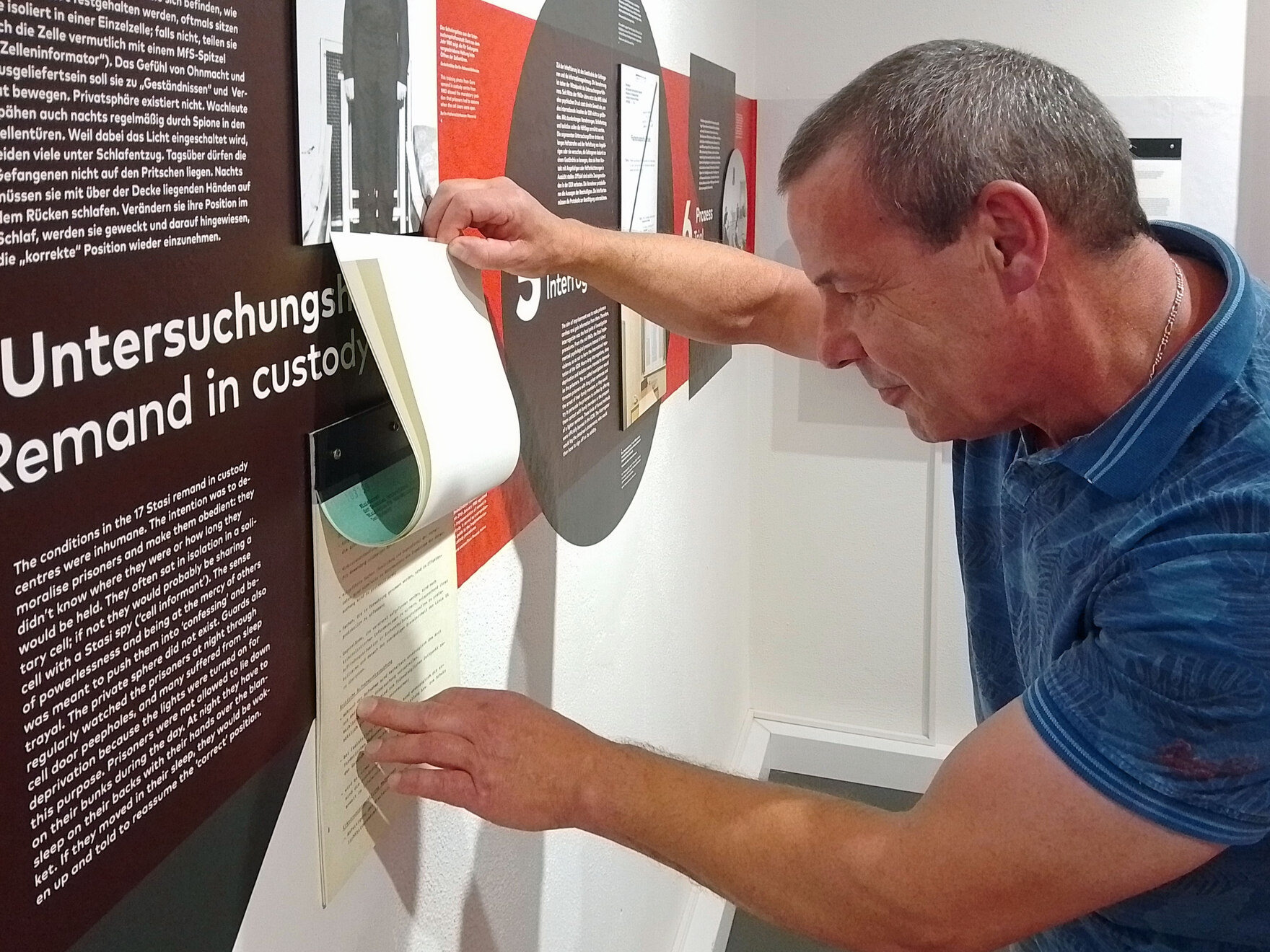 Das Bild zeigt Andreas Neudert in der Dauerausstellung des Lern- und Gedenkorts Kaßberg-Gefängnis in Chemnitz.