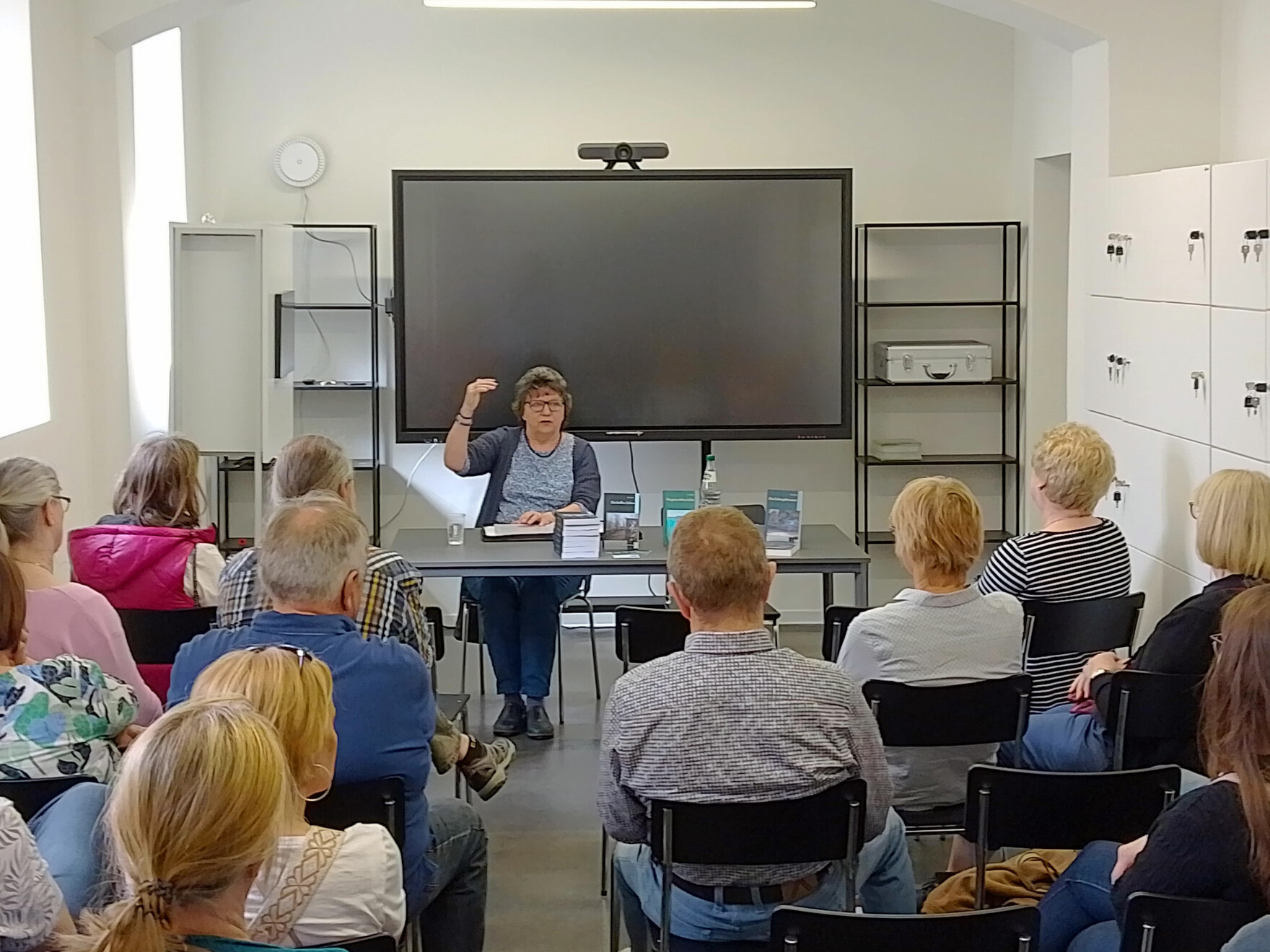Das Bild zeigt Petra Weise sowie Besucher bei einer Veranstaltung im April 2024 im Lern- und Gedenkort Kaßberg-Gefängnis.