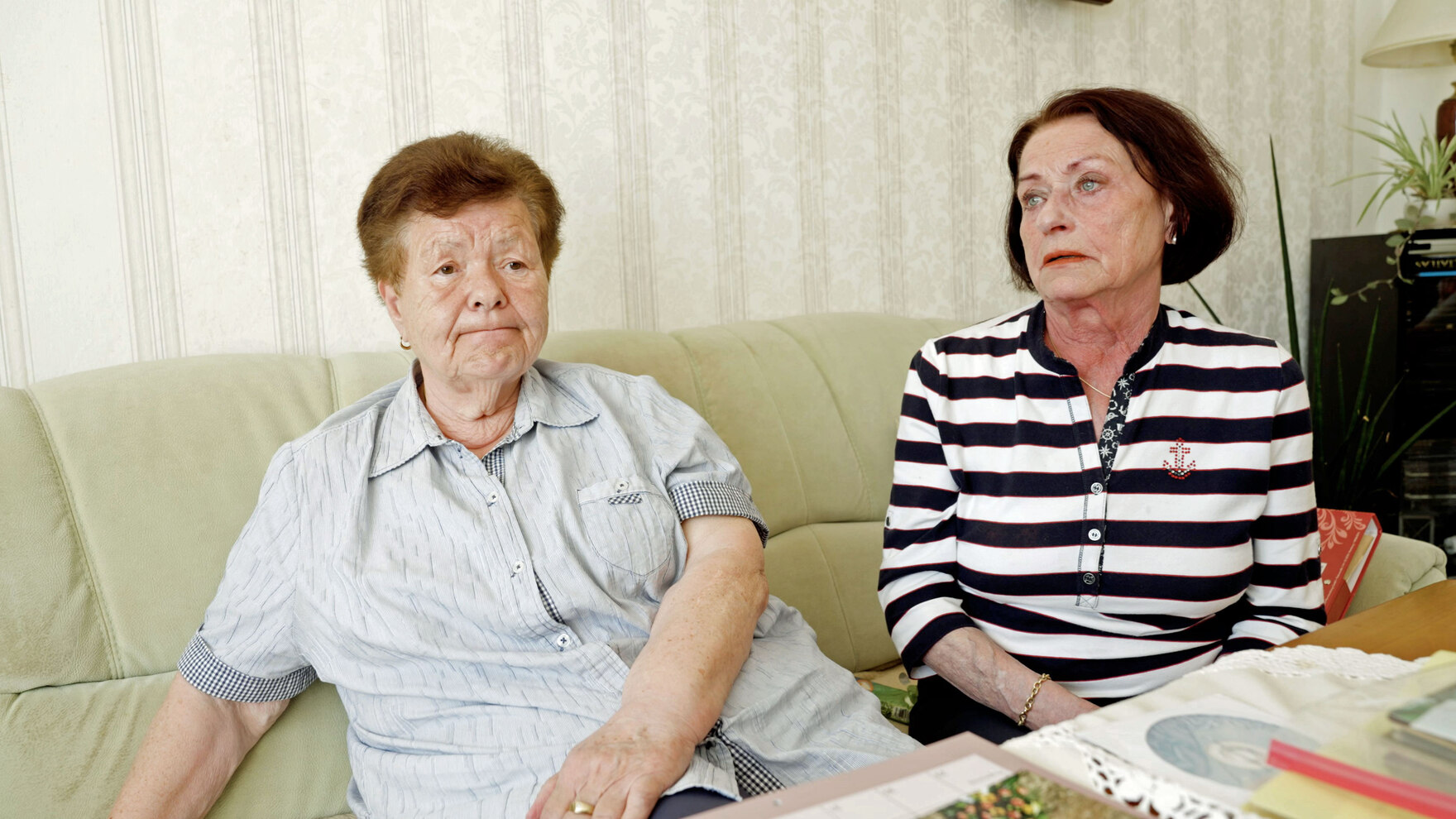 Das Filmstill zeigt Gabriele und Christine von Cancrin.
