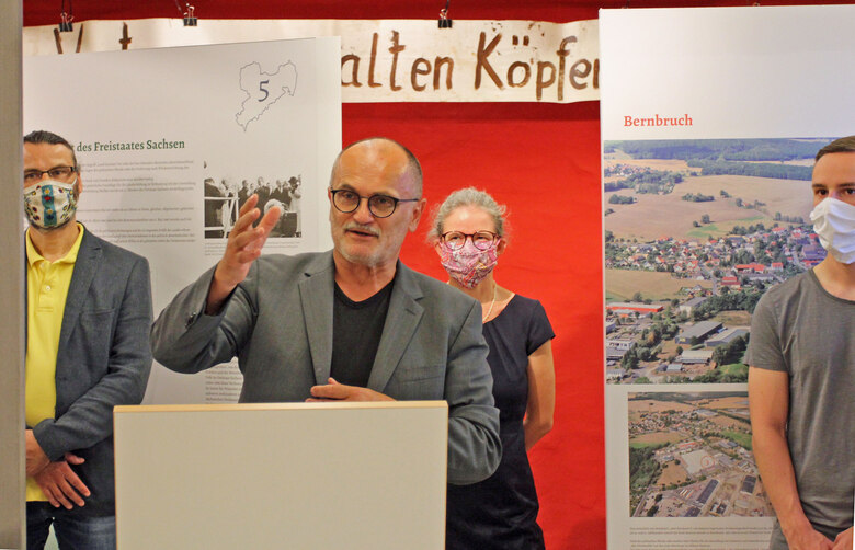 Gezeigt wird der Oberbürgermeister von Kamenz, Roland Dantz, bei der Eröffnung der Sonderausstellung