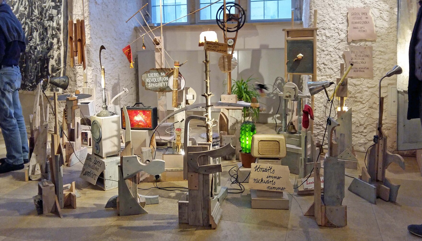 Gezeigt wird das Ausstellungsstück »Friedliches Revolutions-Orchestrion« von Reinhard Zabka