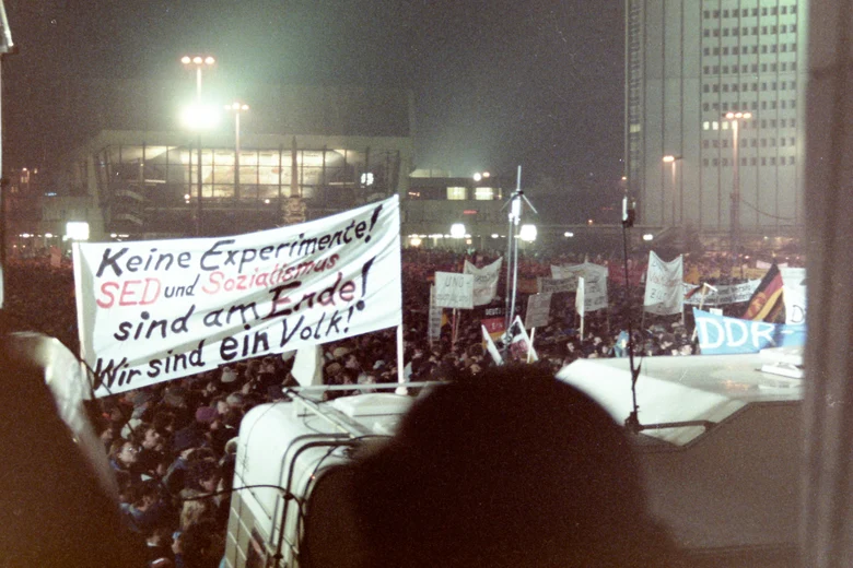 Eine Menschenansammlung während der Montagsdemo 1989 in Leipzig.