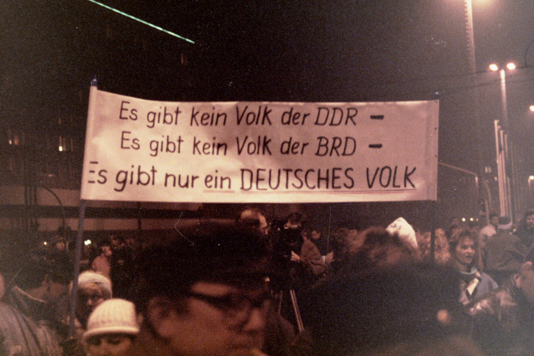 Ein Plakat während der Montagsdemo in Leipzig 1989.