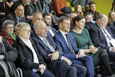 Publikum sitzt bei einer Veranstaltung in einer Halle