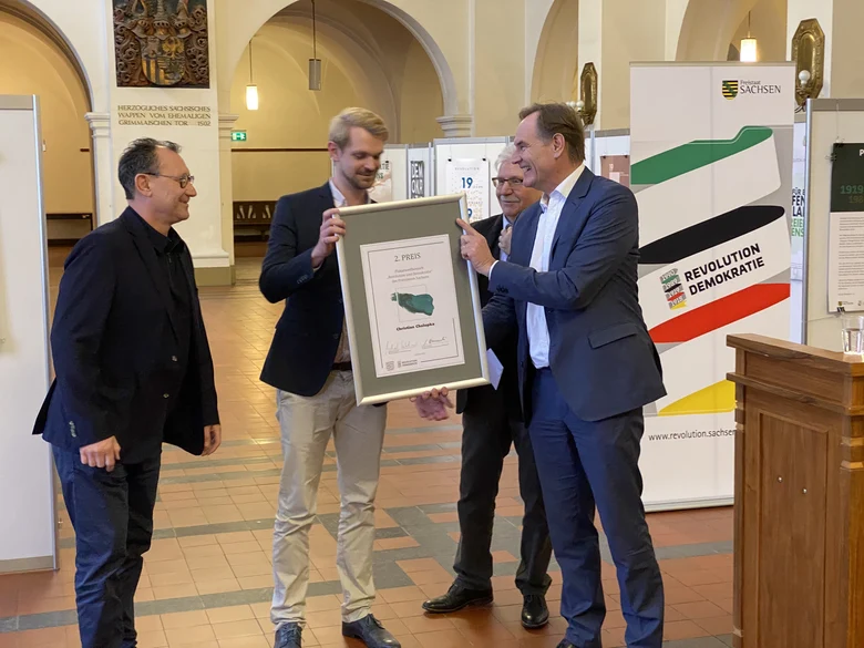 Gezeigt wird wie der Oberbürgermeister der Stadt Leipzig, Burkhard Jung, die Preise an die Preisträger des Wettbewerbs überreicht. 