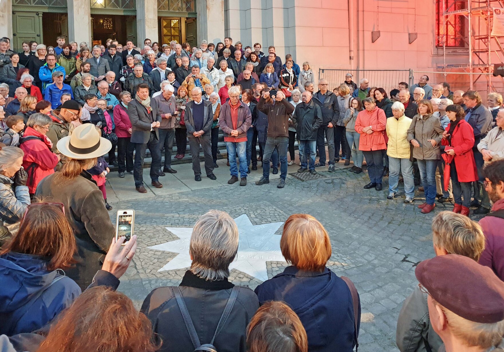 Gezeigt wird die feierliche Enthüllung des »Sterns der Demokratie« vor der Zittauer Johanniskirche