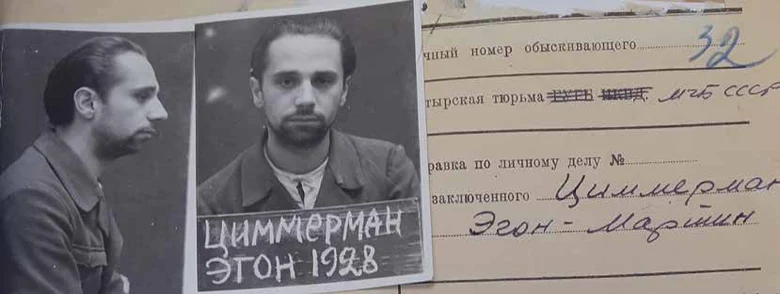 Historische Häftlingsakte mit zwei Polizeifotos sowie einer Karteikarte in russischer Sprache