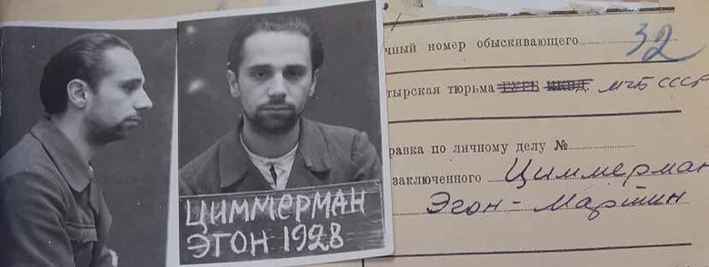 Historische Häftlingsakte mit zwei Polizeifotos sowie einer Karteikarte in russischer Sprache