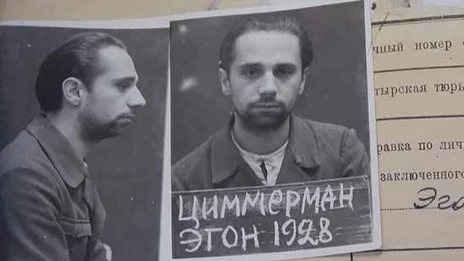 Historische Häftlingsakte mit zwei Polizeifotos sowie einer Karteikarte in russischer Sprache