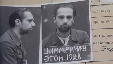 Historische Häftlingsakte mit zwei Polizeifotos sowie einer Karteikarte in russischer Sprache