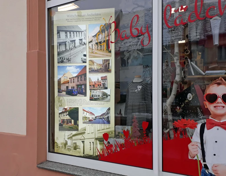 Gezeigt wird eine der Tafeln welche im Schaufenster eines Geschäfts ausgestellt wurde.