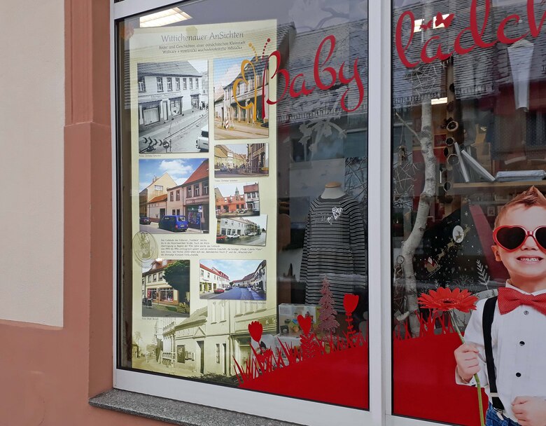 Gezeigt wird eine der Tafeln welche im Schaufenster eines Geschäfts ausgestellt wurde.