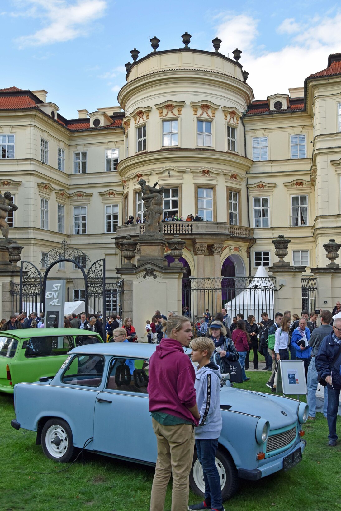 Ein Fest auf dem ein Trabant von Besuchern betrachtet wird.