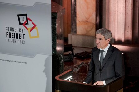 Sprechende Person am Podium