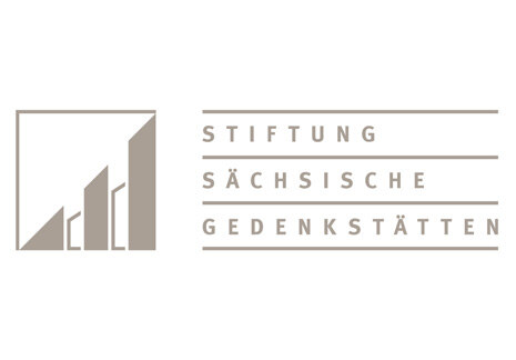 Ein Bildlogo zeigt eine stilisierte Mauer. Daneben der Text Stiftung Sächsische Gedenkstätten