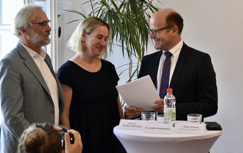 Gezeigt werden Oliver Schenk und die Projektträger Rüdiger Steinmetz und Judith Kretzschmar