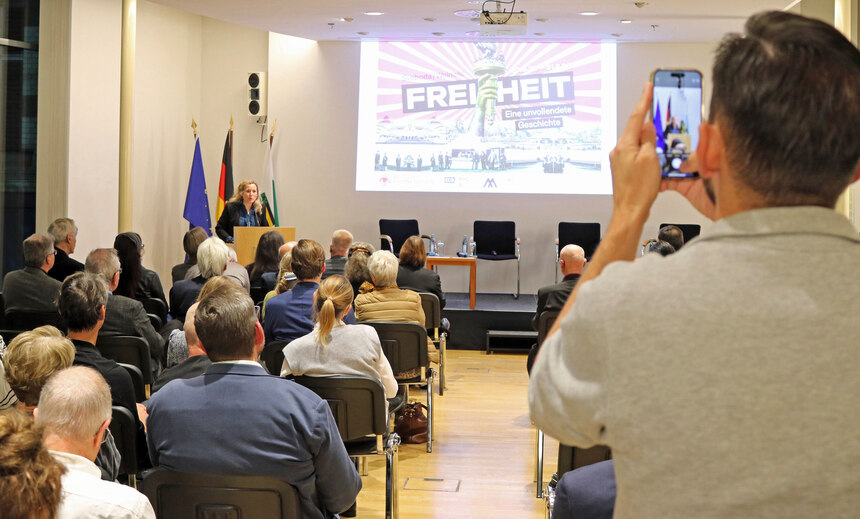 Blick auf eine Bühne.