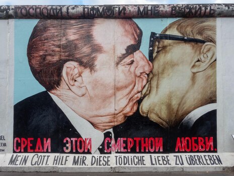 Ein Wadnbild an der Berliner Mauer zeigt den Bruderkuss zwischen Breschnew und Honecker.