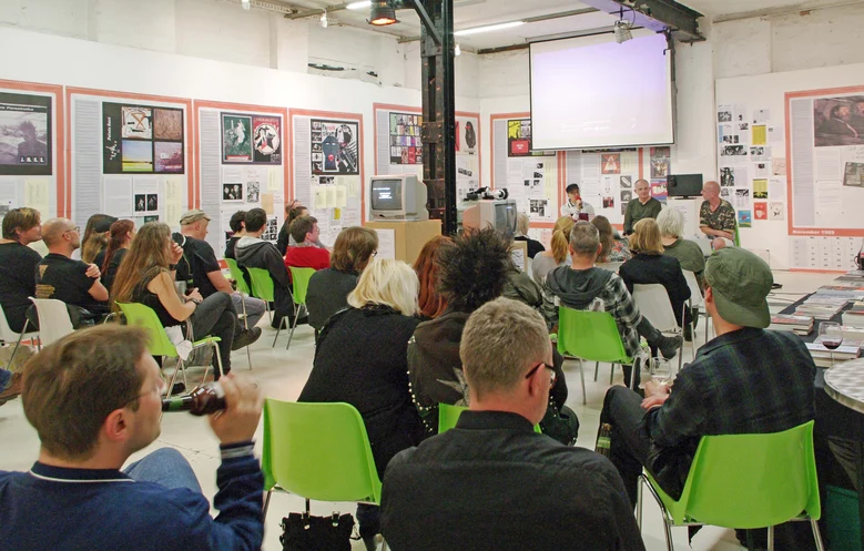 Gezeigt wird die Finissage »Parocktikum 1989« in der Galerie KUB, bei der Lutz Schramm (Ex-DT64-Kultsendung), Christoph Heinemann (Ex-Die Zucht/Die Art) und der Moderator Alex Pehlemann anwesend sind.