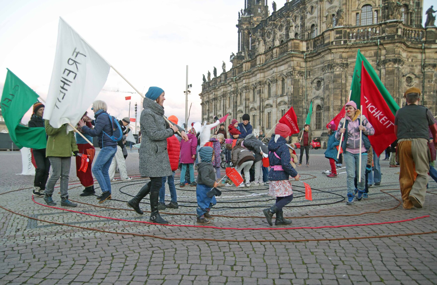 Gezeigt wird eine künstlerische Performance auf dem Dresdner Theaterplatz.