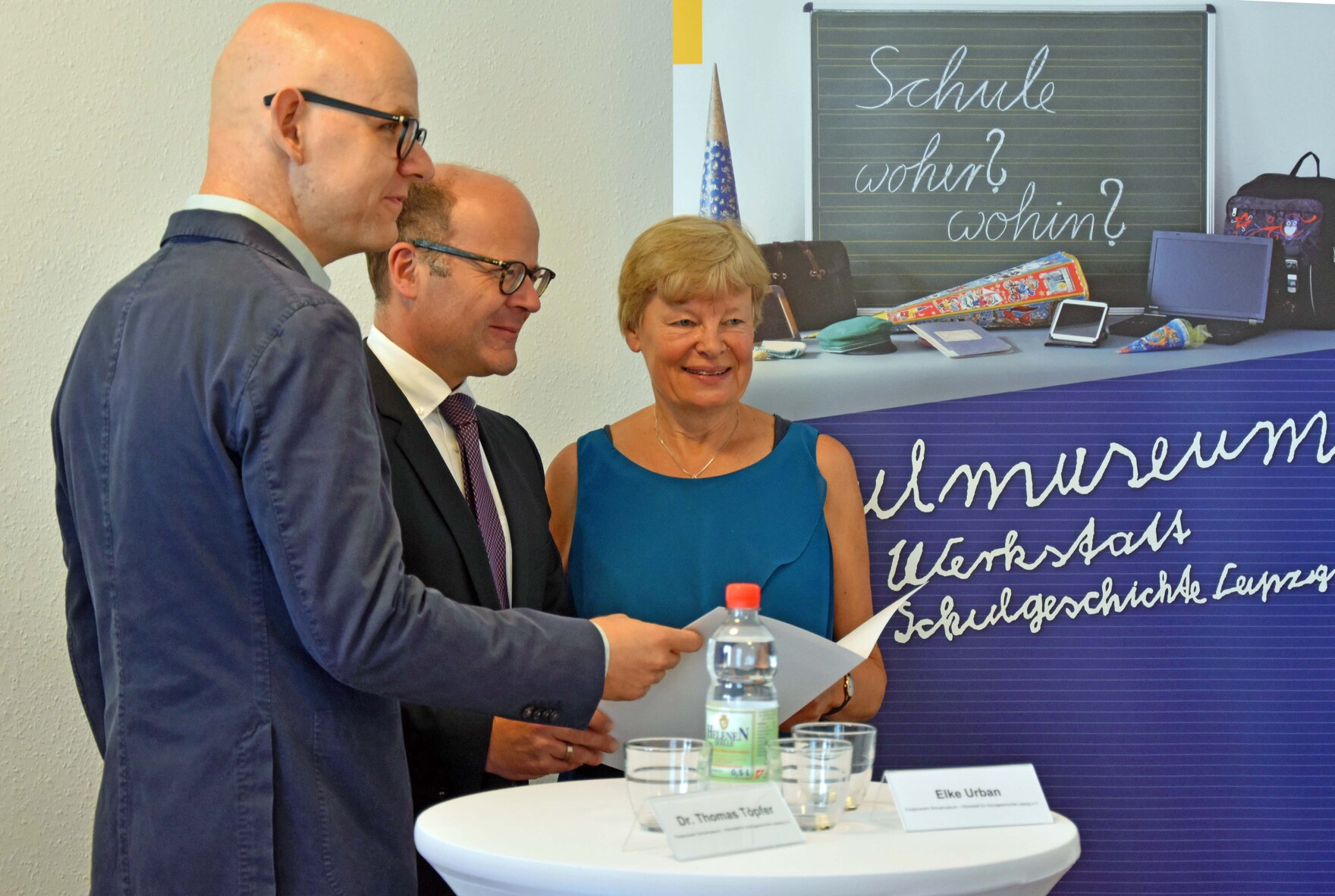 Gezeigt wird die Übergabe des Zuwendungsbescheides durch Staatsminister Oliver Schenk an Dr. Thomas Töpfer und Elke Urban vom Förderverein des Schulmuseums 