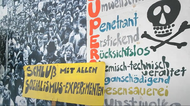Plakate mit Fotoaufnahmen der Friedlichen Revolution