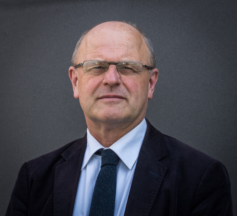 Ein Mann im Portrait.