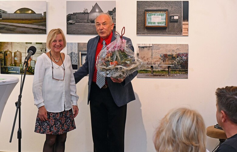 Gezeigt wird die Danksagung für die Vernissage von Dr. Jürgen Schmidt, Vorsitzender des Wurzener Geschichts- und Altstadt-Vereins, an Dr. Cordia Schlegelmilch.